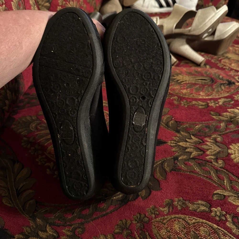 FOREVER COMFORT Women's Black Slip On 1.5
